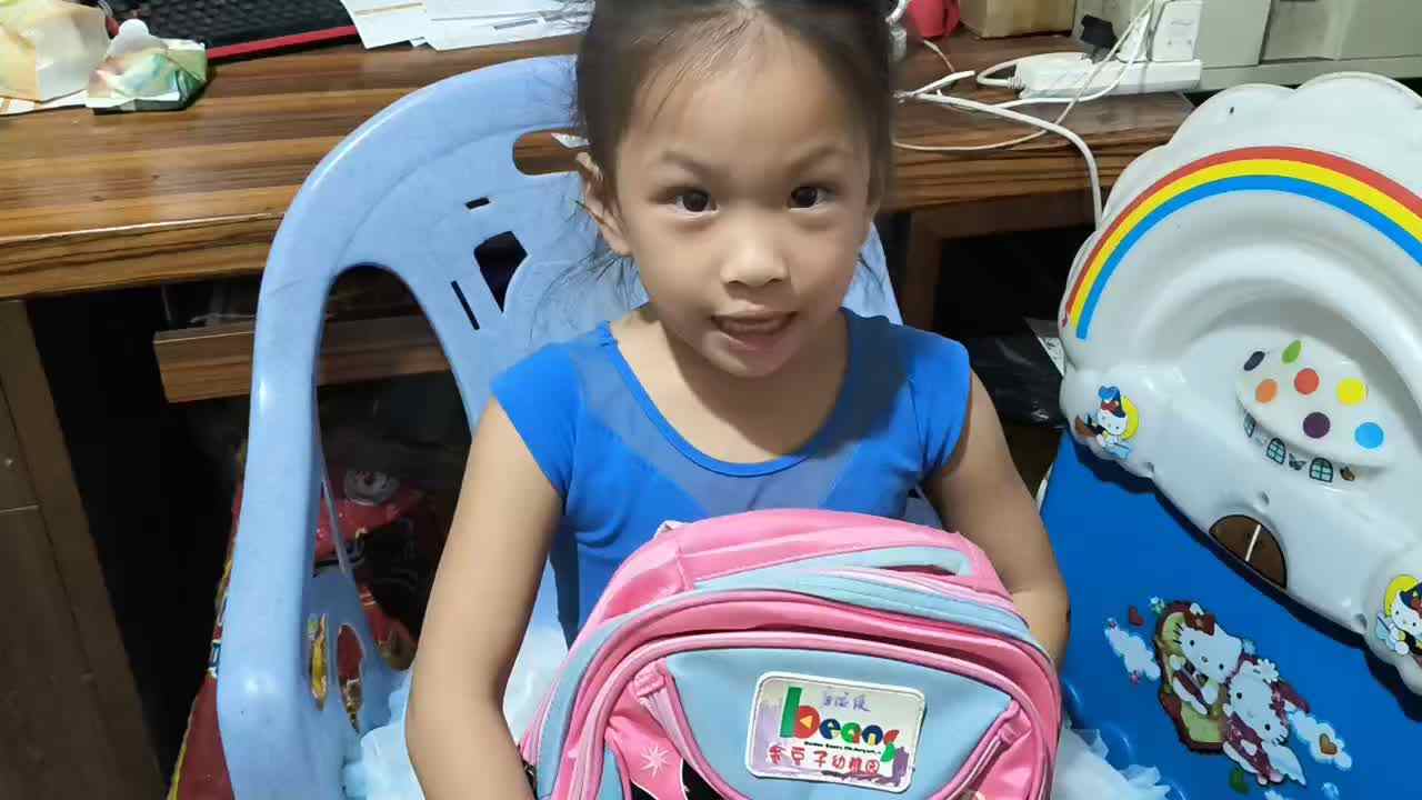 大A班唐依依练习背书包