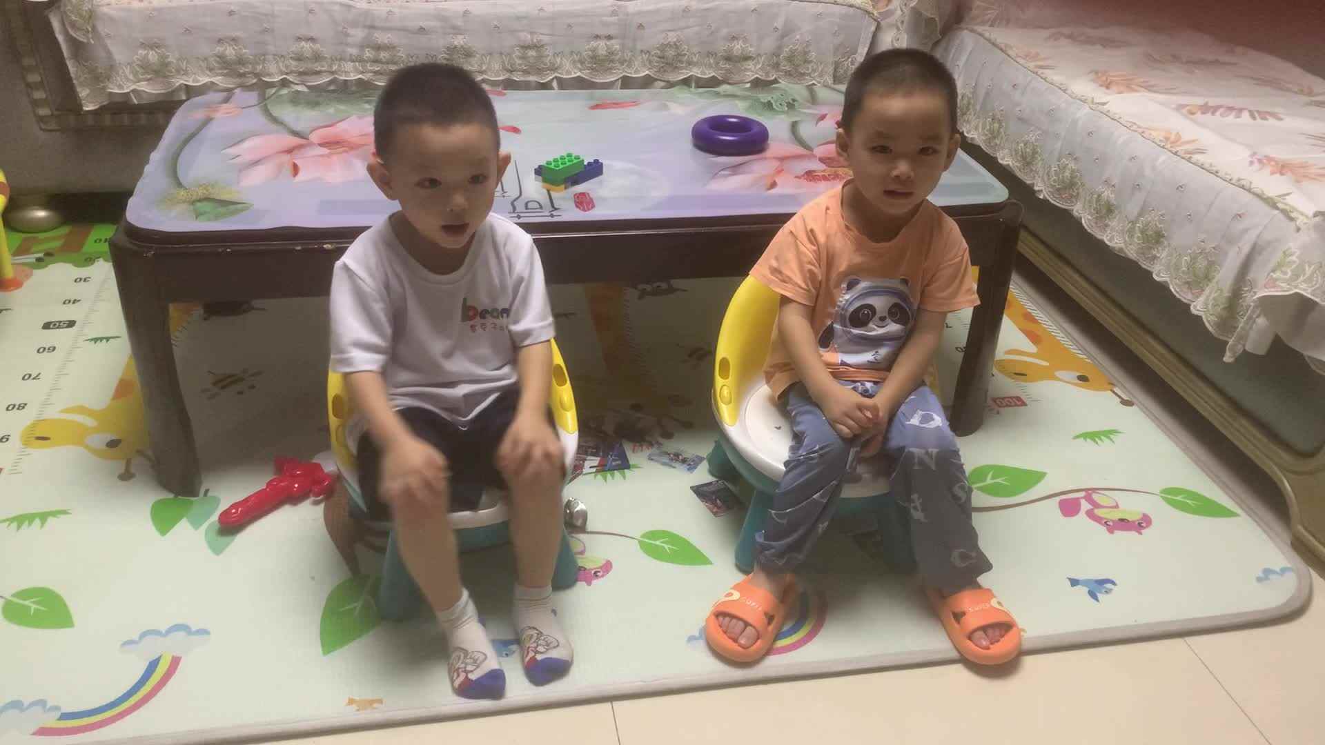 中A班2024.9.18李柯辰李柯佑坐姿训练.mov