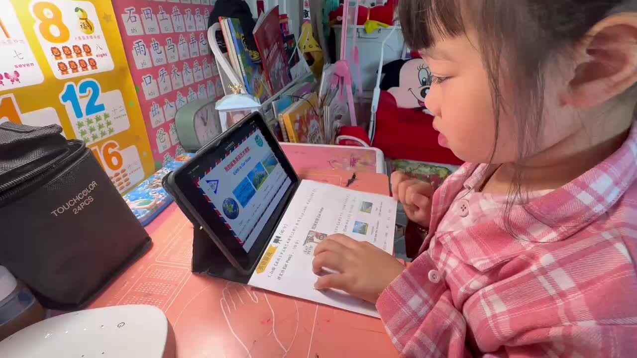 ⁣⁣⁣⁣20241028大B班舒琳芯观看英语视频