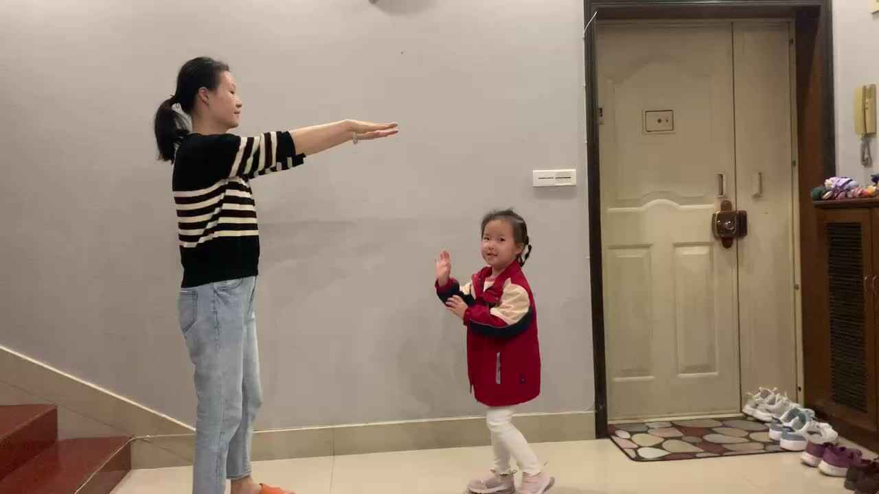 10.11大A班赵欣奕摸高跳