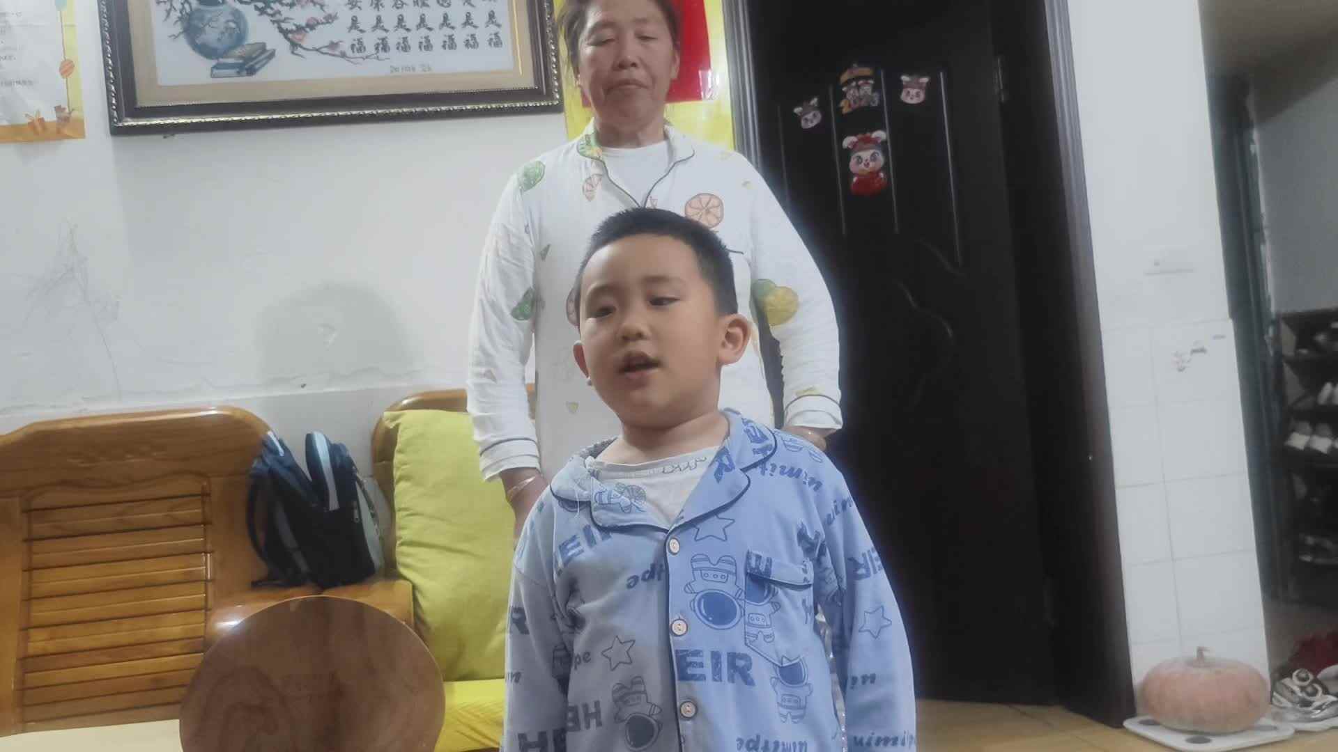 20241011大B班赵芃栎重阳集赞-给长辈一个拥抱