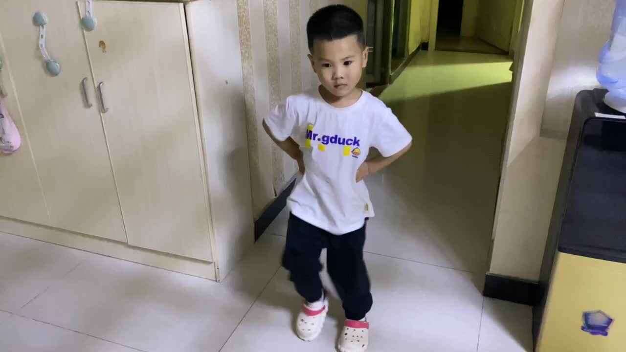 ⁣大B班吕子垚体能训练（左右交替高抬腿练习）20241016.MOV.MOV