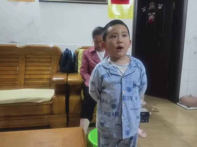 ⁣20241011大B班赵芃栎重阳集赞-给长辈洗脚