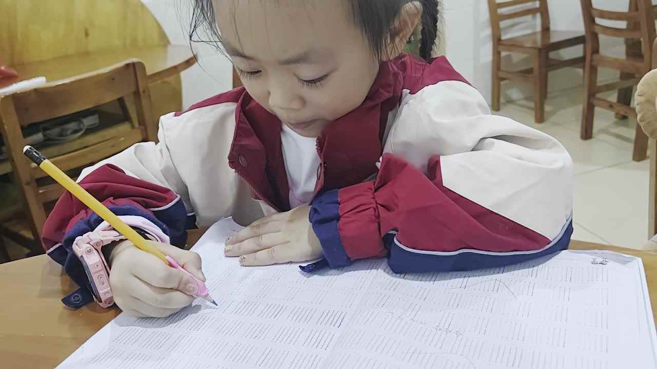 ⁣2024年10月11日大B班谭诗锜完成控笔训练第7页1-5排