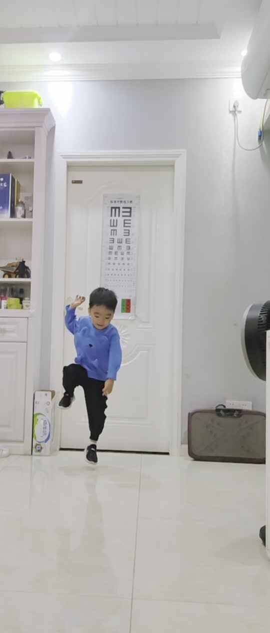 中A班蒋熠_2024 .10.21_练习单脚跳.mp4