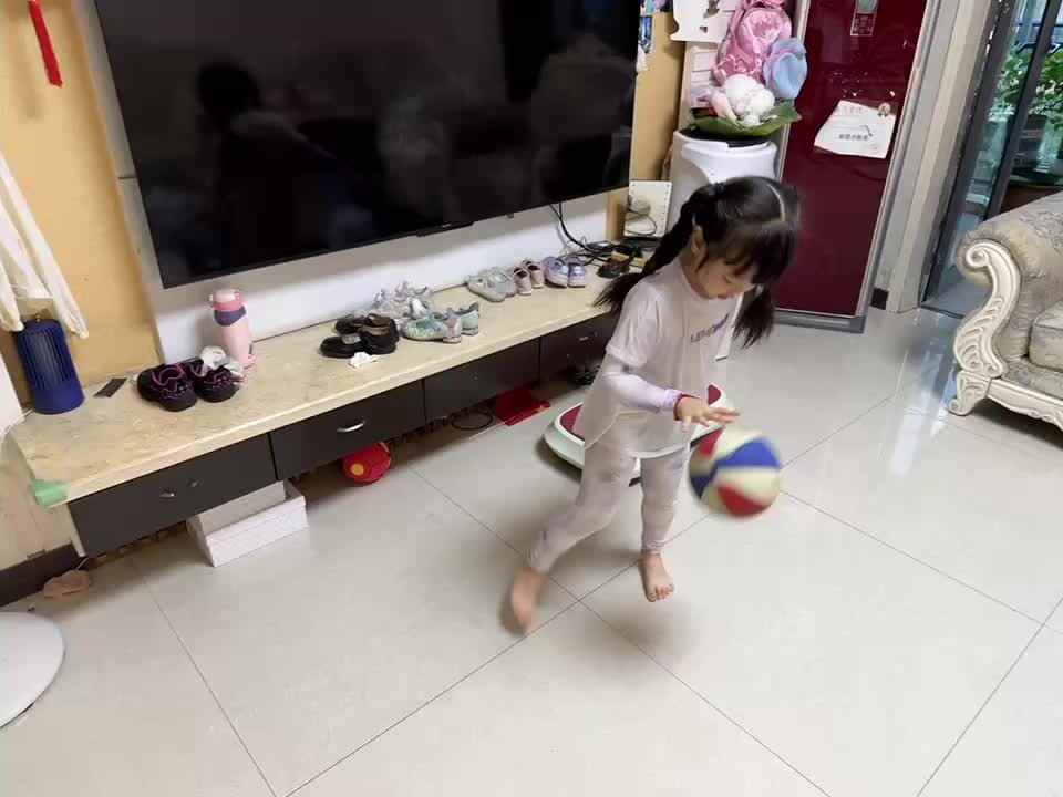 ⁣20241024大B班舒琳芯拍篮球