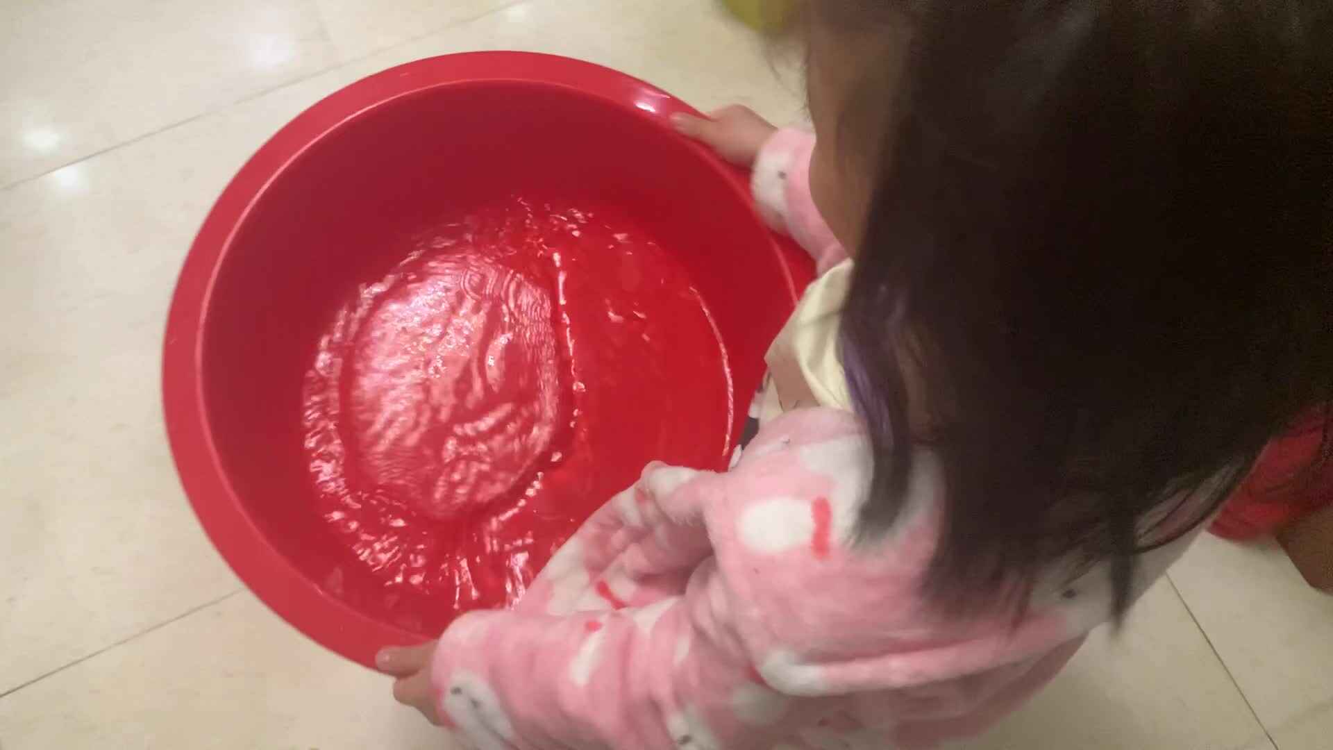 给长辈端洗脚水 洗脚