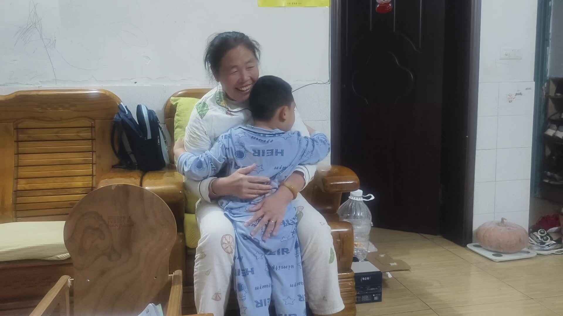 20241011大B班赵芃栎重阳集赞-给长辈一个拥抱