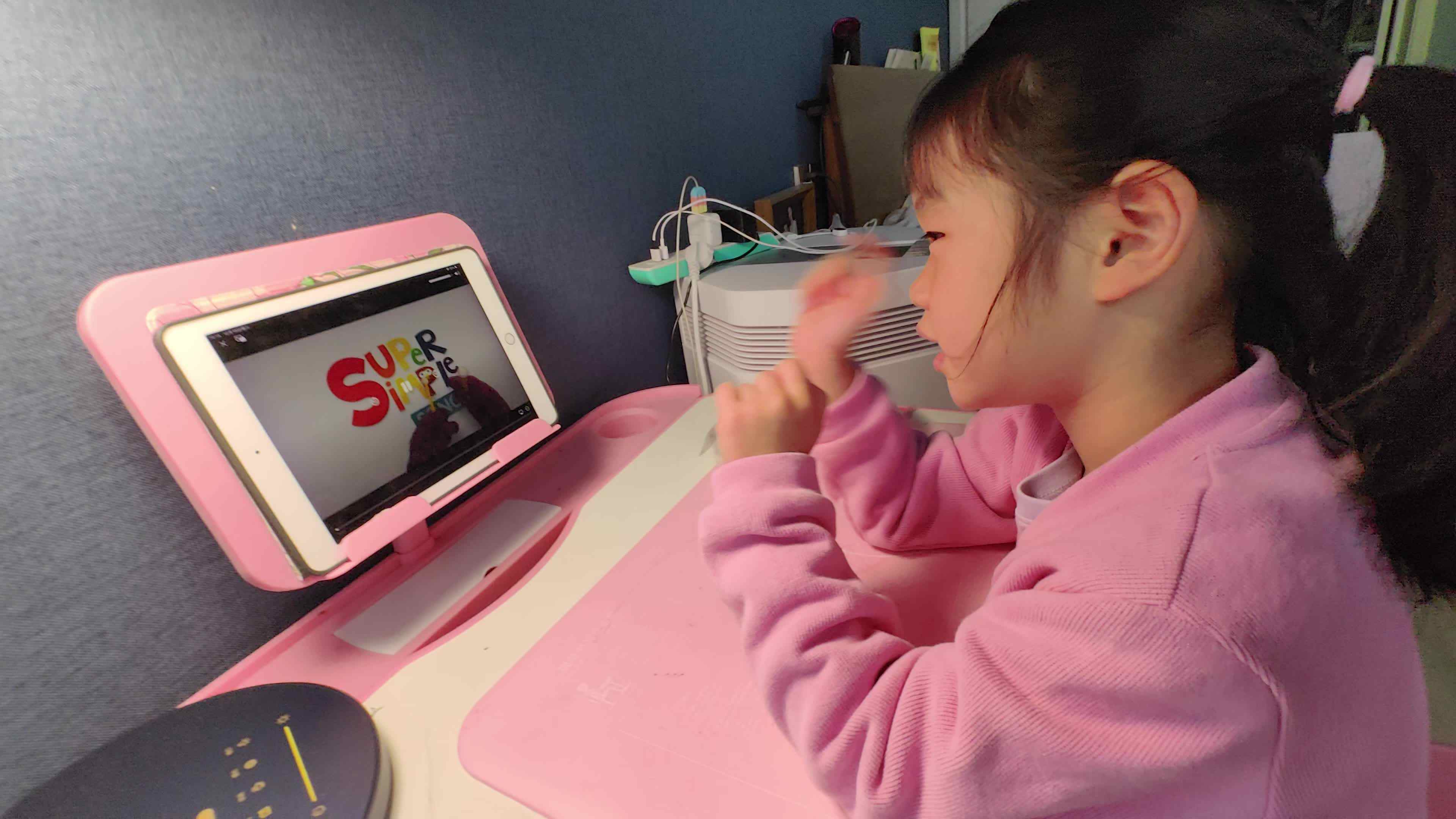 大B班 徐子伊 观看英语视频