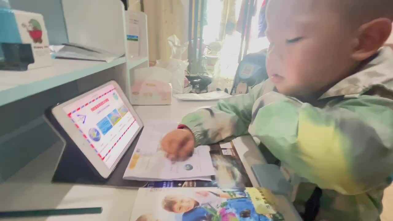 ⁣⁣⁣⁣⁣⁣10.26 大b 田熙辰（观看并指读earth） trim.49F4E0AD-A0D5-4A70-B2D1-34C8FC895A0D.MOV