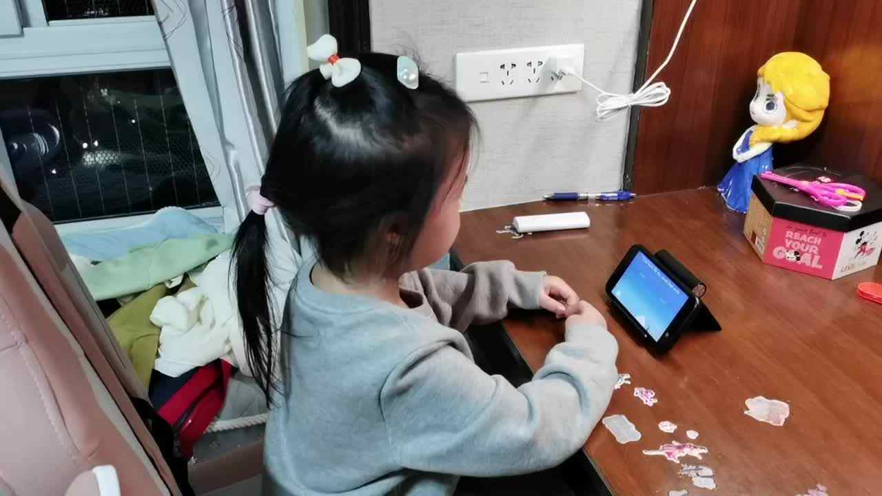 11.22大A班赵欣奕观看学习英语视频