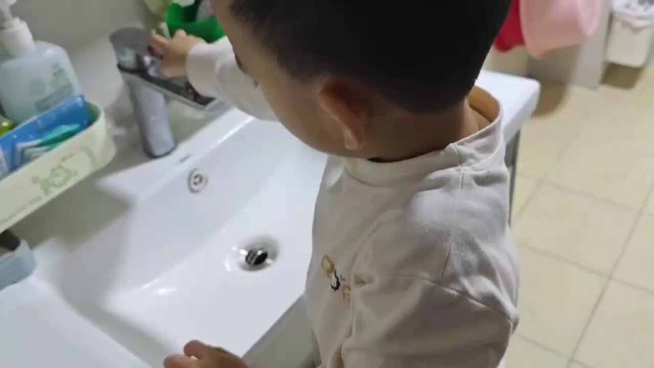 中A班2024.10.17李柯佑挽袖子.mp4