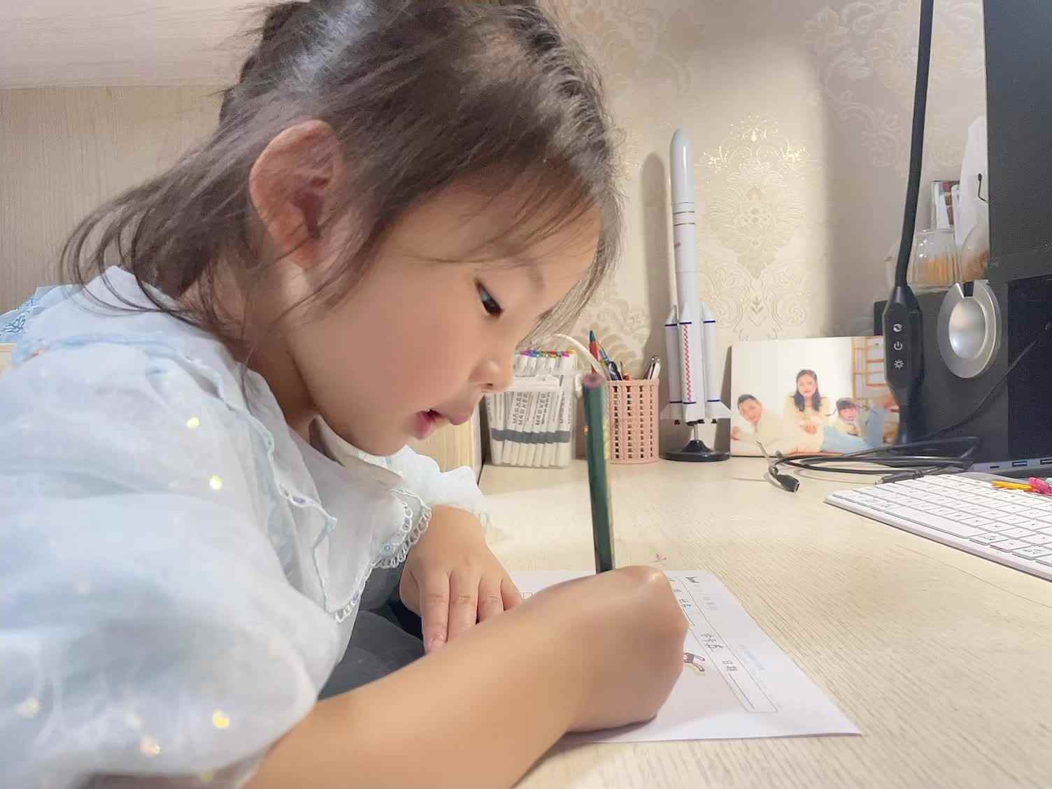 学前B班蒲依诺2024.10.30日(书写声母h并朗读).mp4