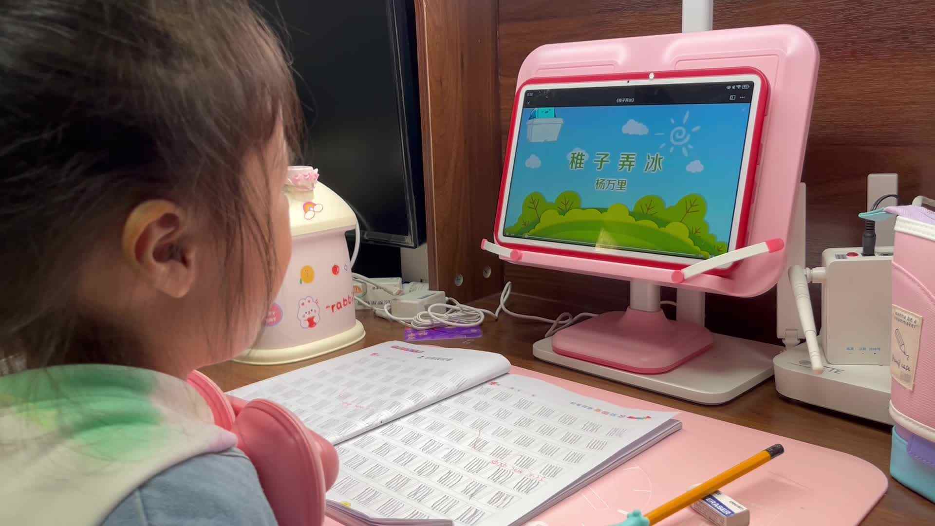 大B班李茵琪观看视频《稚子弄冰》