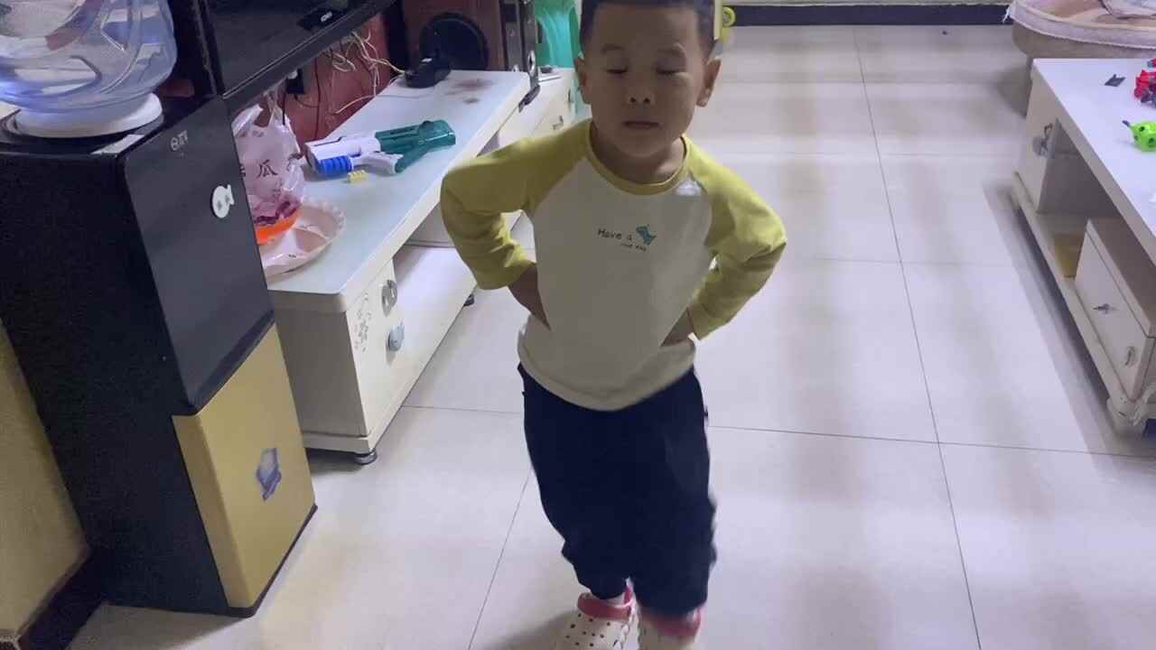 ⁣⁣大B班吕子垚体能训练（左右交替高抬腿）20241015.MOV.MOV
