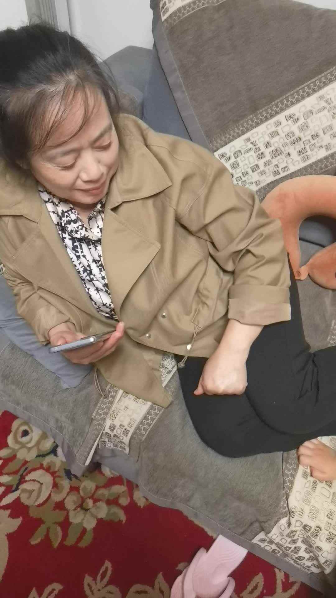 给奶奶捶背