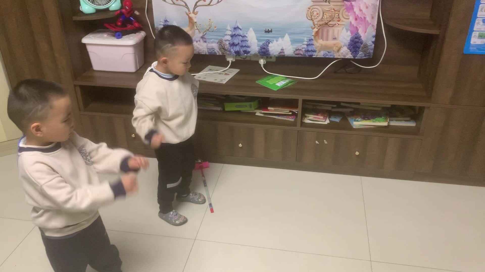 中A班2024.10.9李柯辰李柯佑跳远.mp4.mov