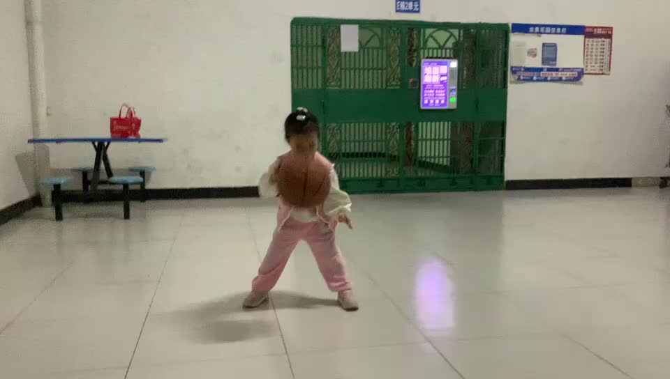 10.24大A班赵欣奕拍篮球