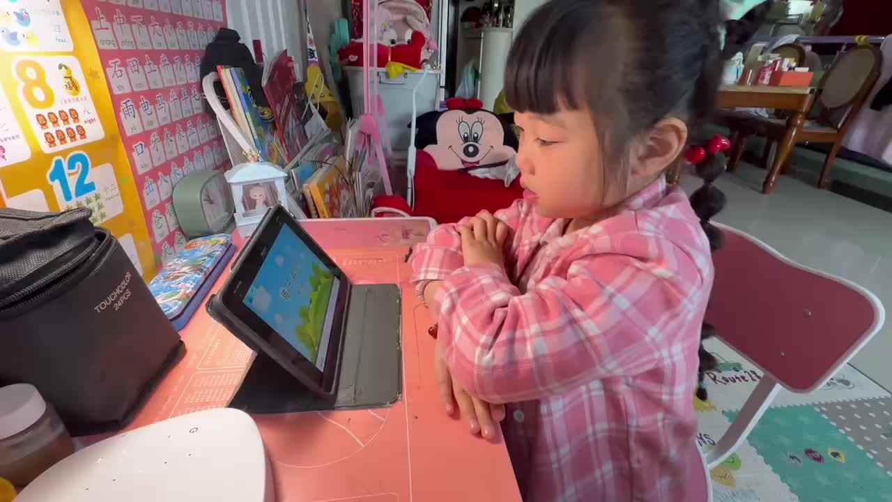 ⁣20241028大B班舒琳芯观看古诗视频《稚子弄冰》