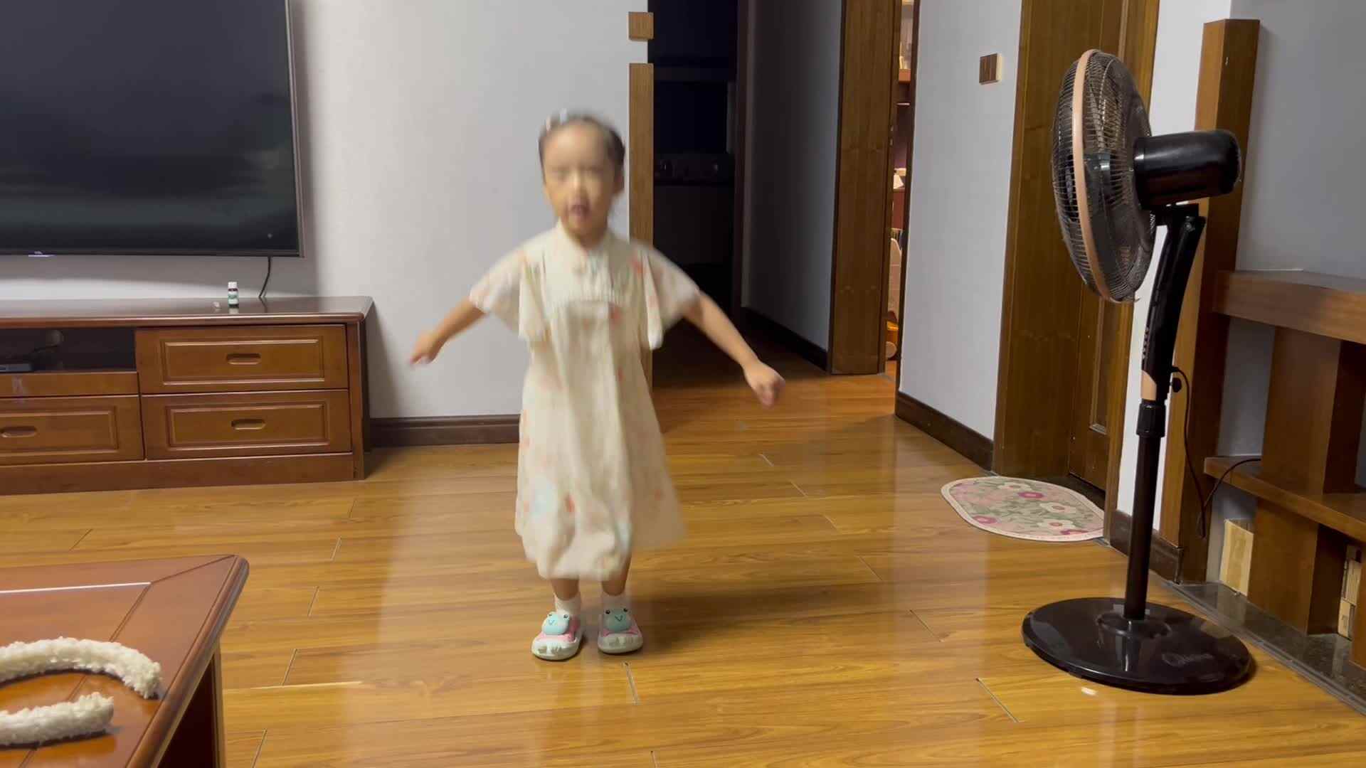 大B班李茵琪练习双脚连续跳