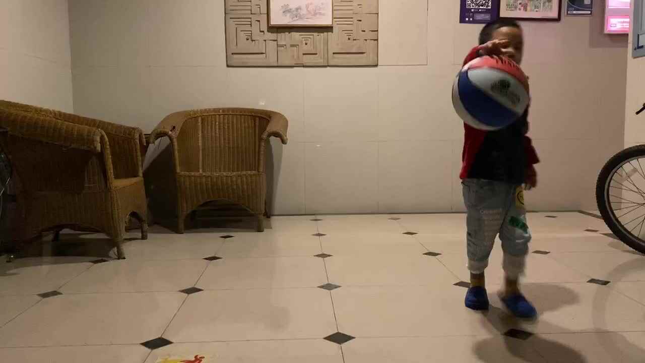 10.26 大B班徐梓图 拍篮球