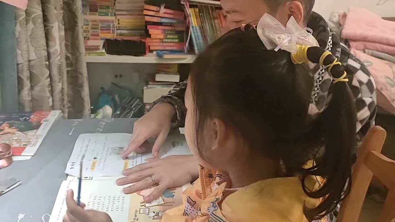 ⁣⁣⁣⁣20241012陈灵兮闯关练习指读儿歌《什么笔》