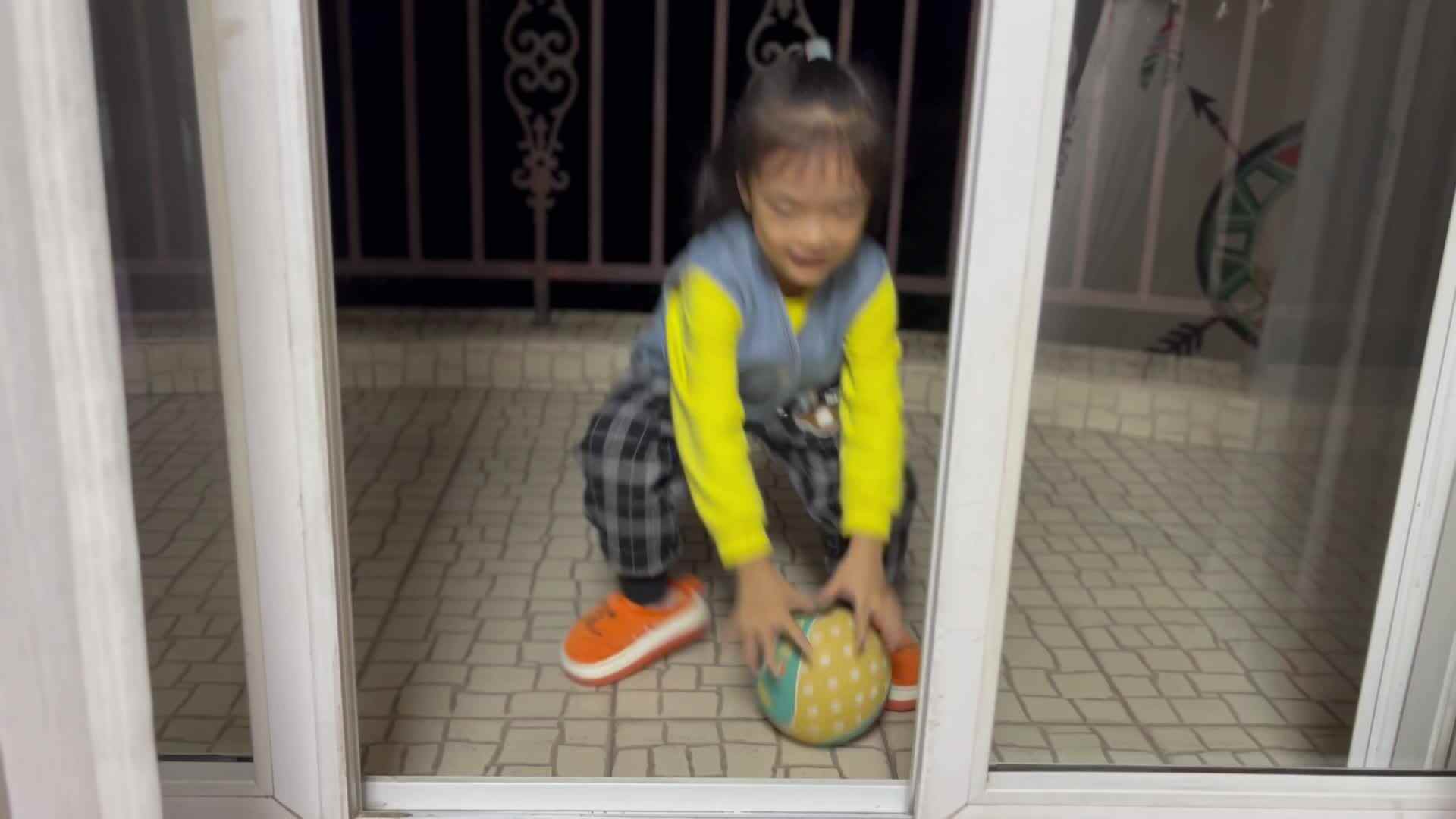 大B班李茵琪练习拍球