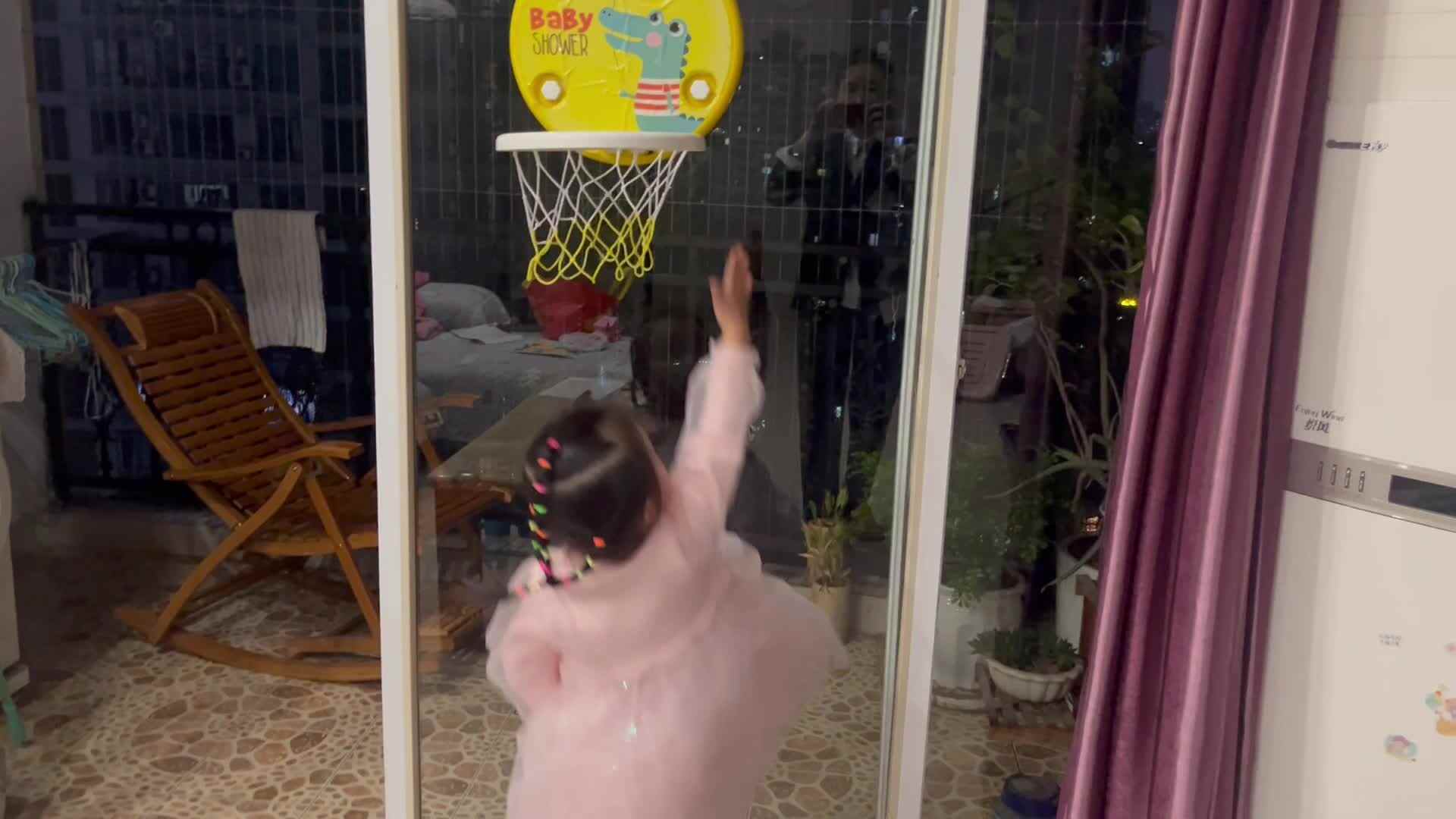 10.12大A班赵欣奕摸高跳