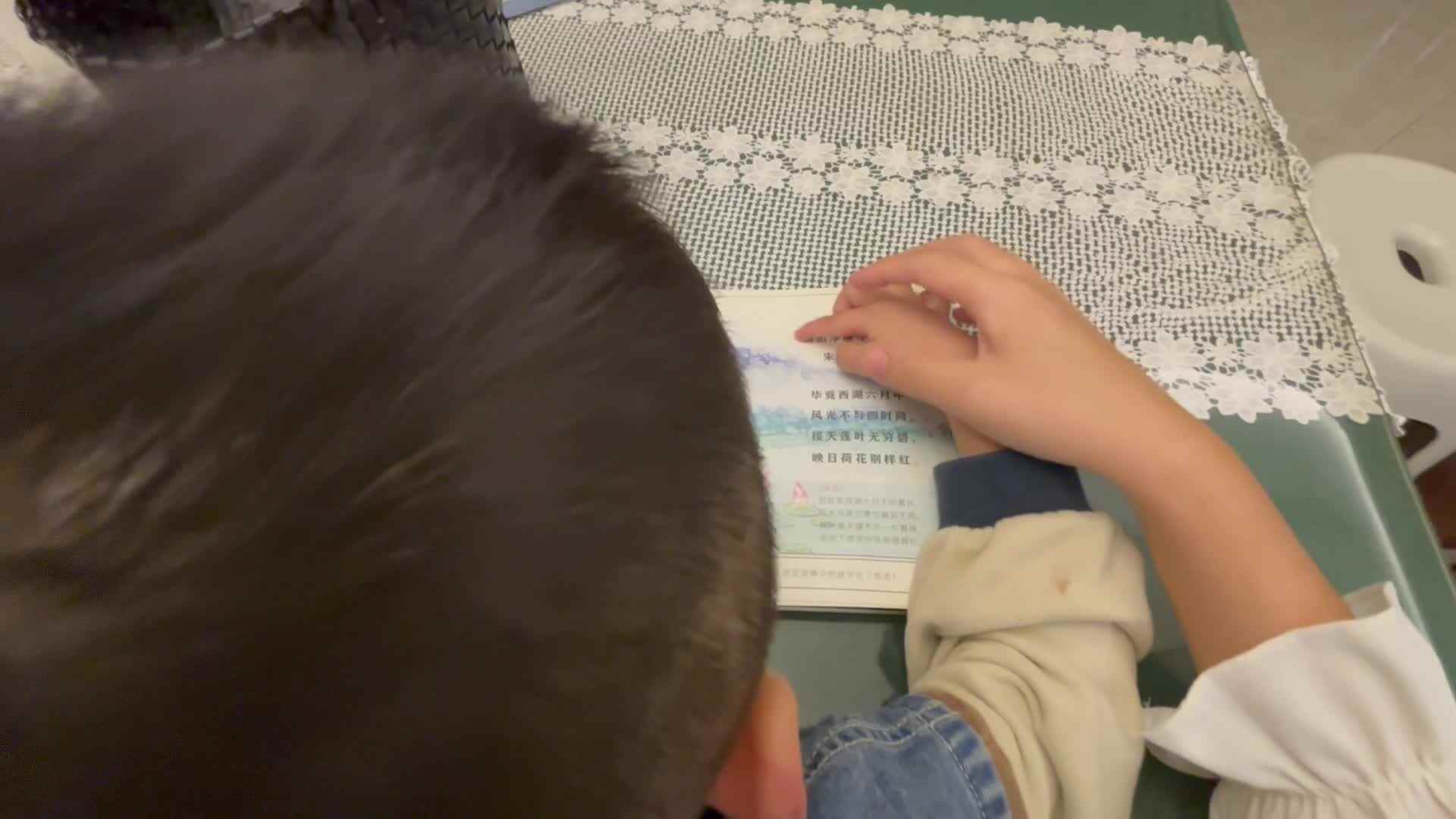 2024-10-10中A班刘奕宸指读古诗《晓出净慈寺送林子方》.mov