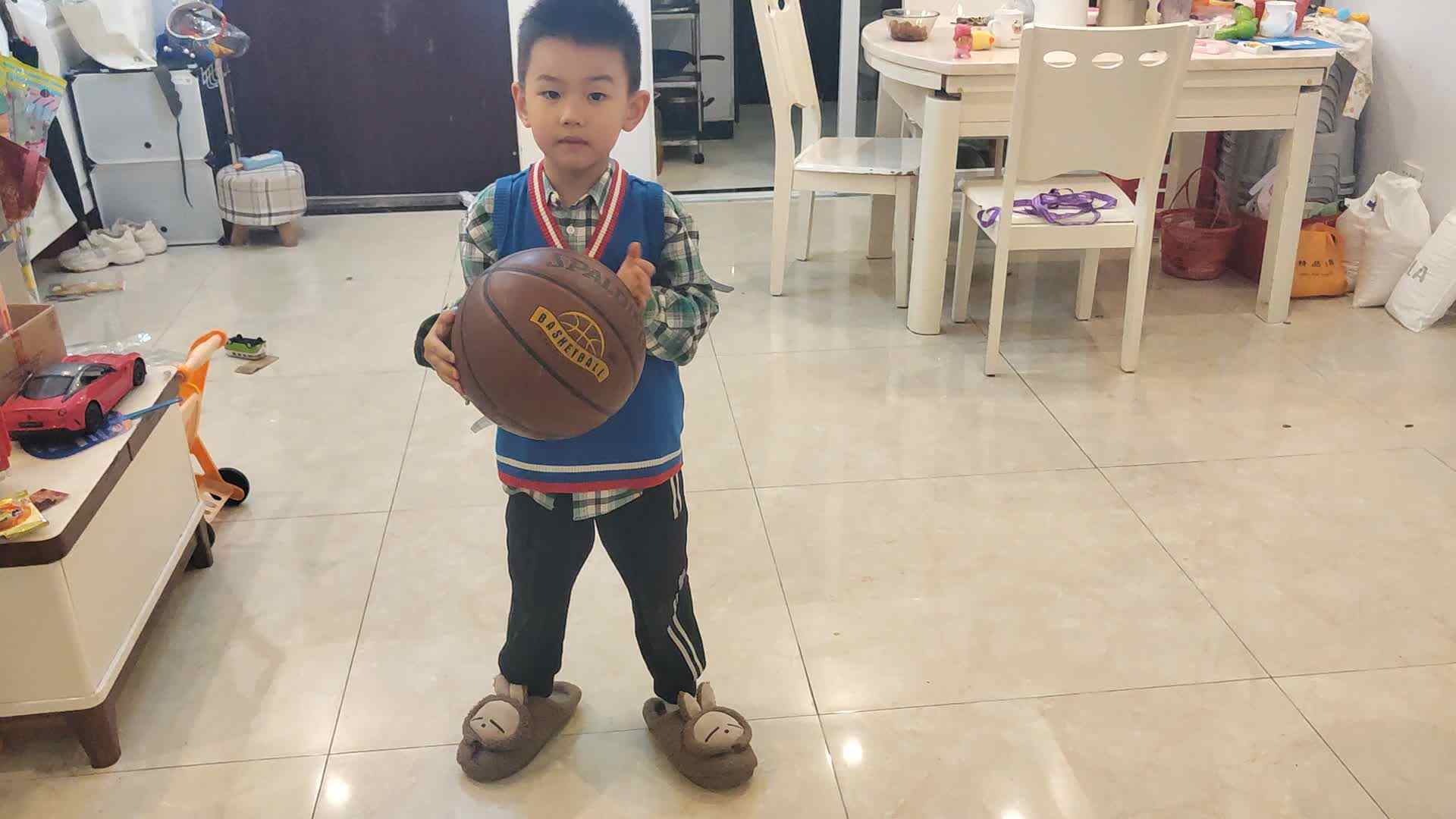 20241024大B班李锦城练习拍篮球
