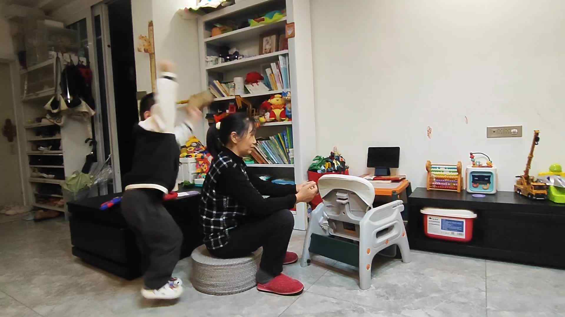 中A班吴云泽20241011《给奶奶捶背、唱歌》