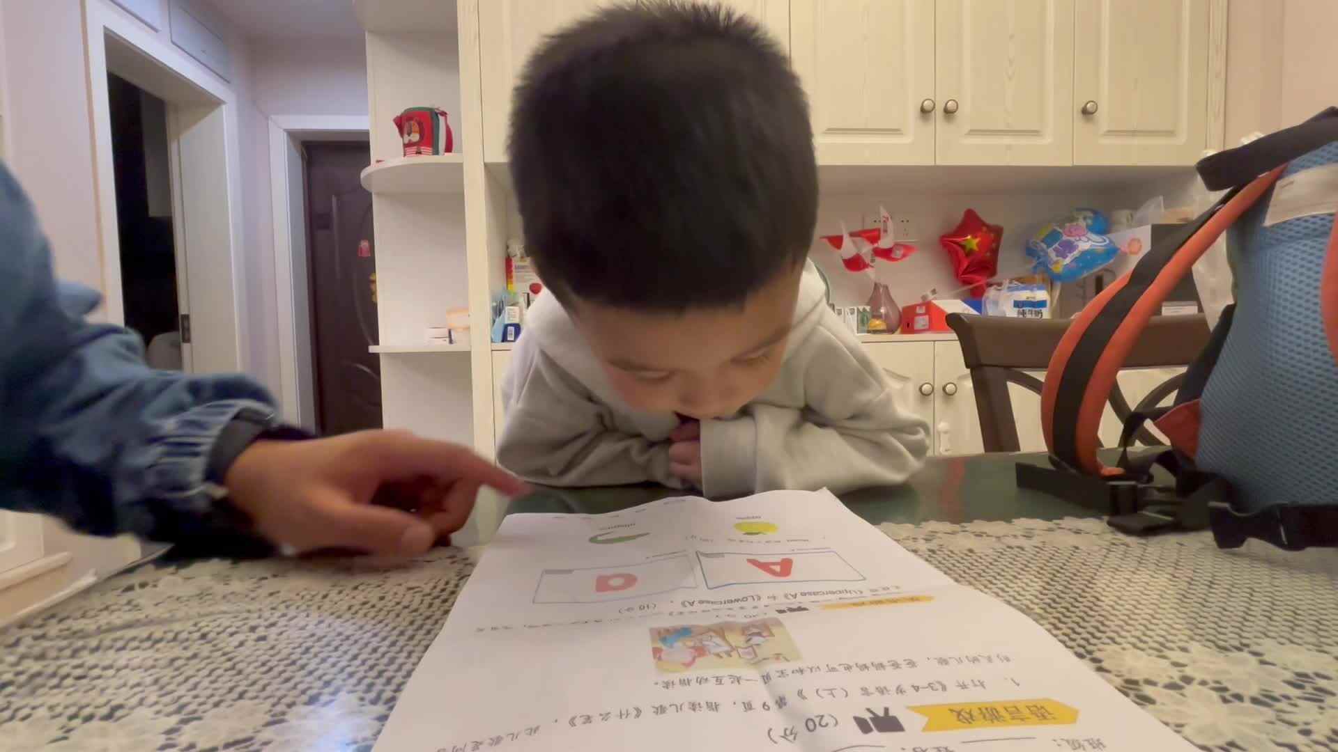 ⁣⁣⁣2024-10-13中A班刘奕宸朗读英文单词苹果和鳄鱼 mov