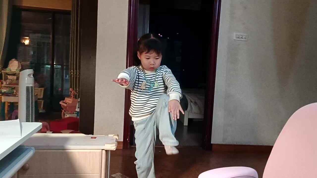 20241017大A于陈昱《左右交替高抬腿》.mp4.mp4