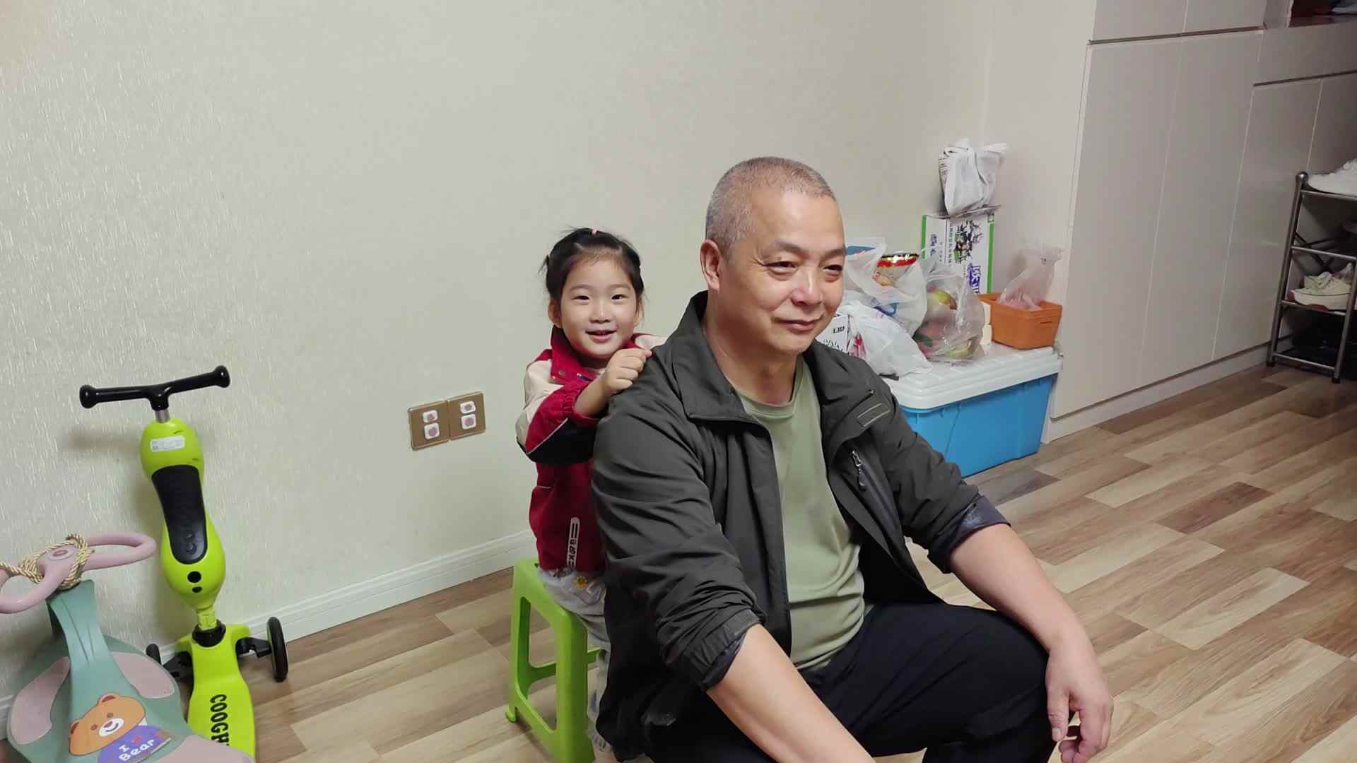 ⁣10月11日大B班宁汐言给外爷捶背