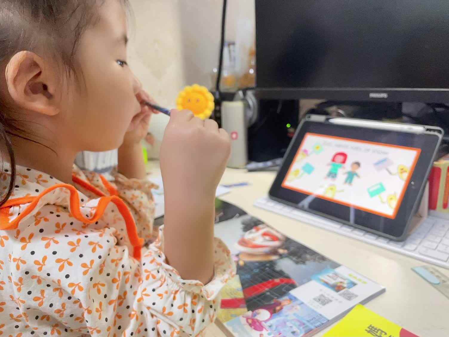 学前B班蒲依诺2024.10.16日观看视频(英语视频不同天气穿不同衣服).mp4