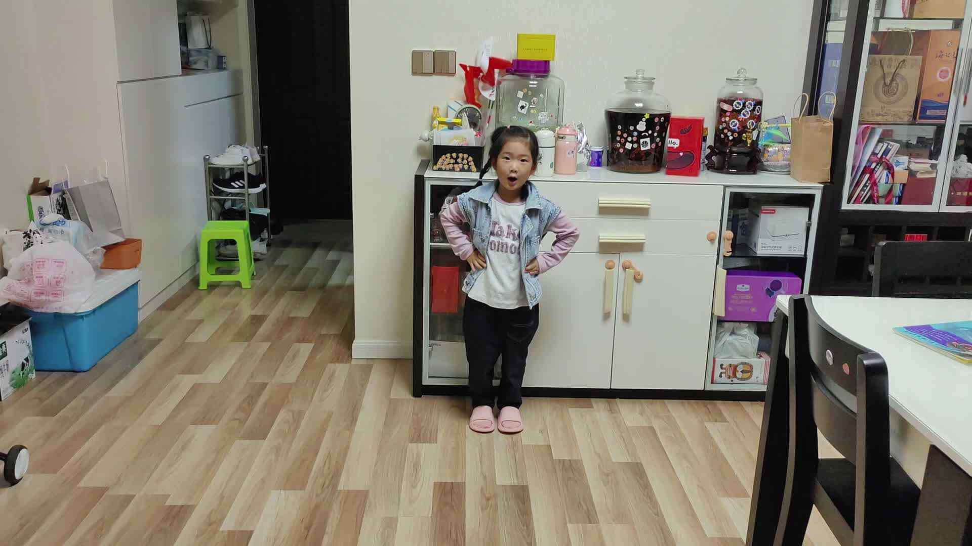 ⁣⁣⁣⁣⁣10月17日大B班宁汐言左右交替高抬腿