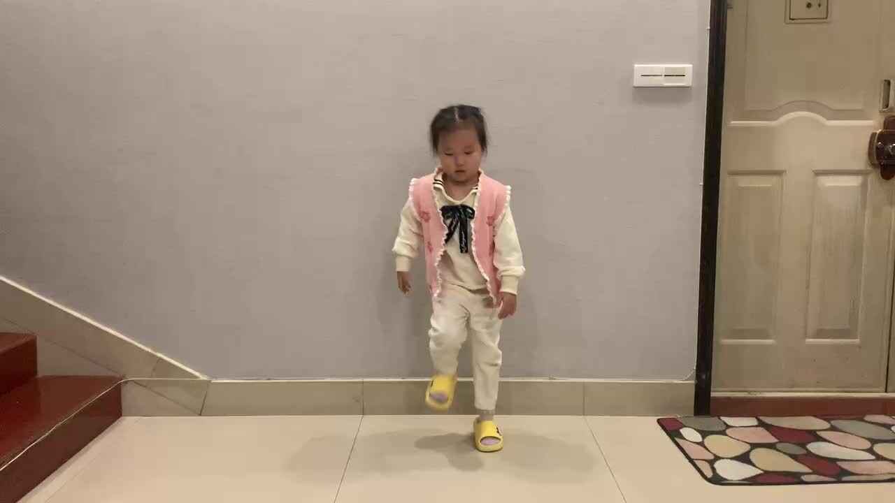 10.17大A班赵欣奕交替高抬腿跳