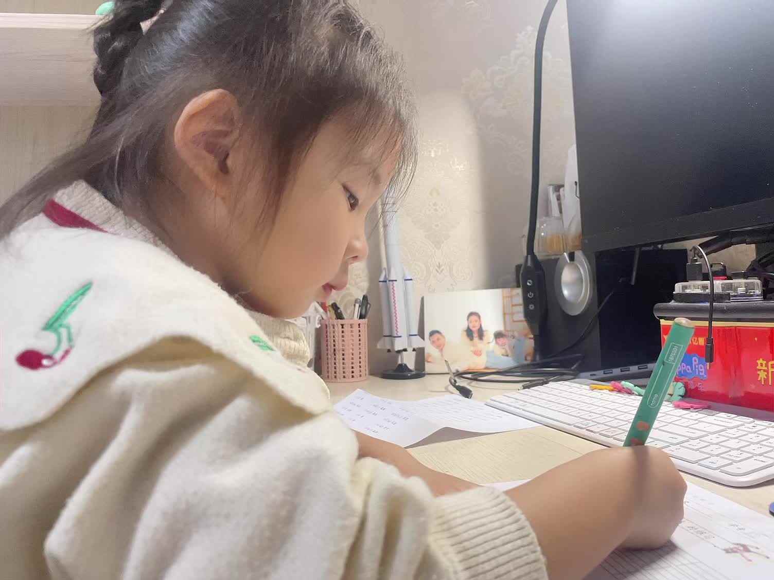 学前B班蒲依诺2024.10.29日书写(声母k并朗读).mp4