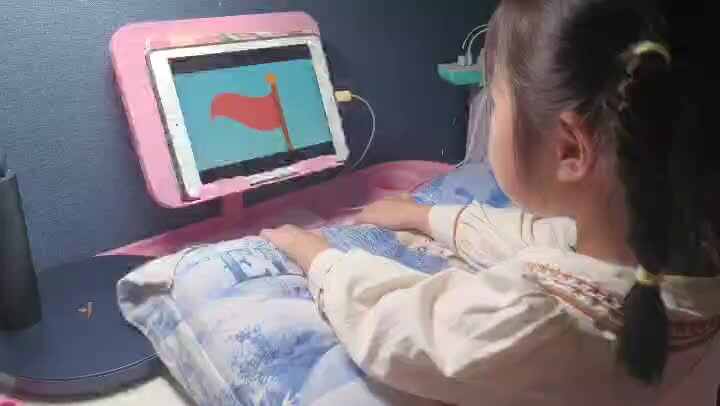 大B班  徐子伊 观看英语视频并学习