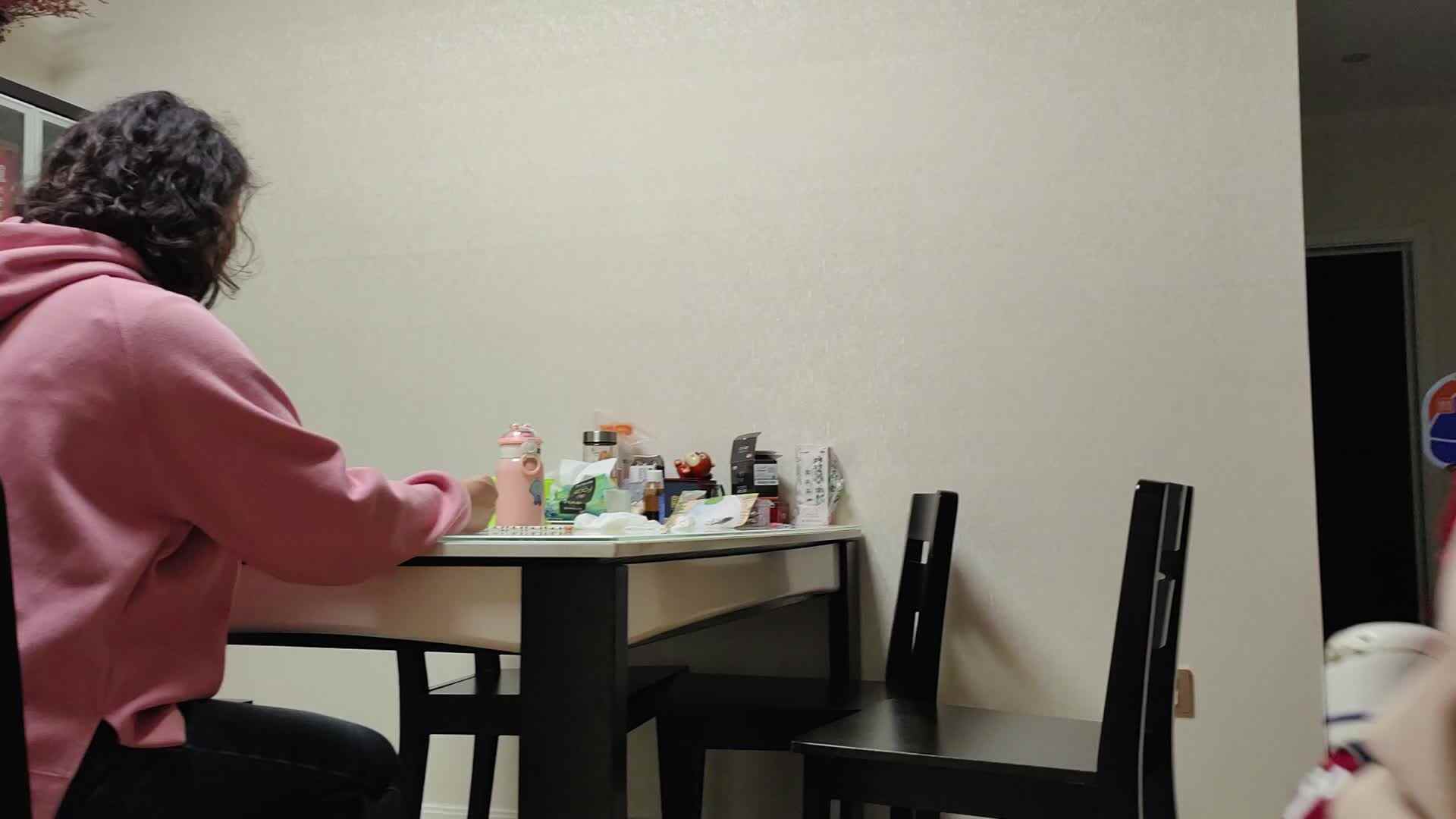 ⁣10月11日大B班宁汐言给外婆倒水