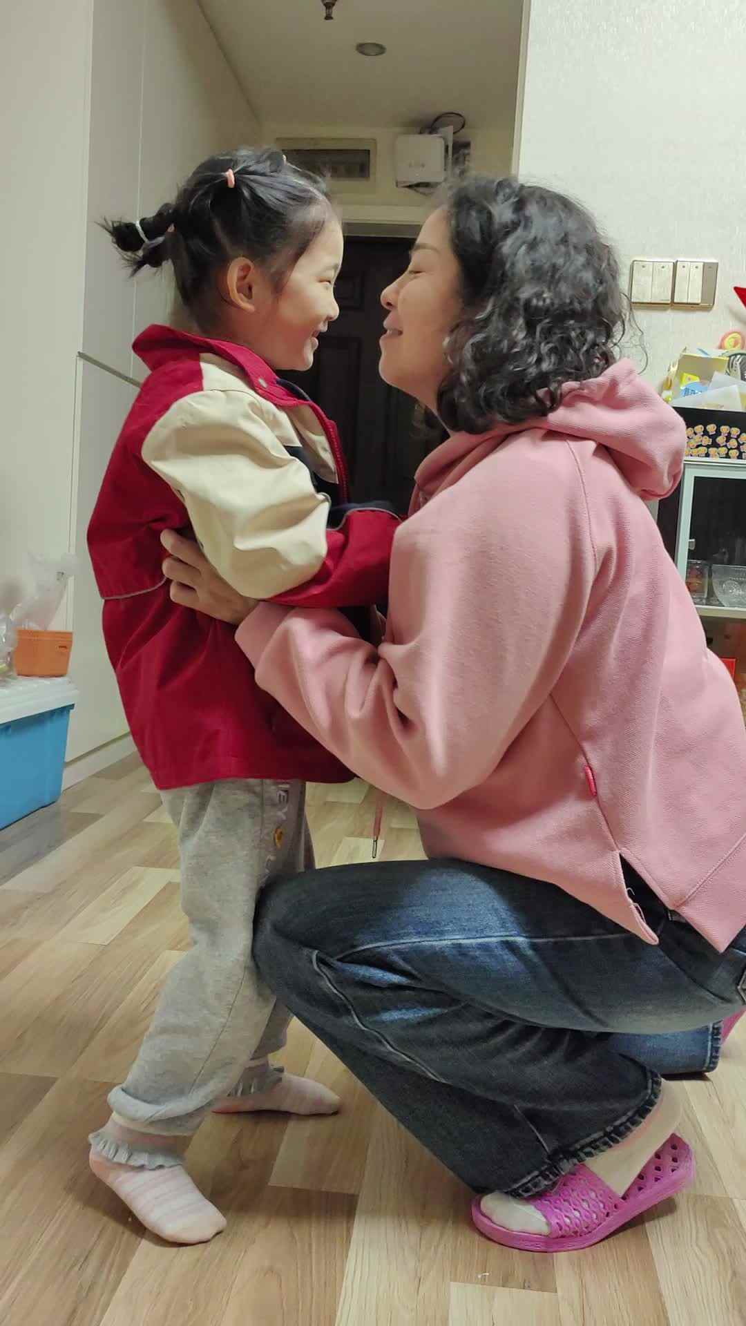 ⁣10月11日大B班宁汐言给外婆拥抱