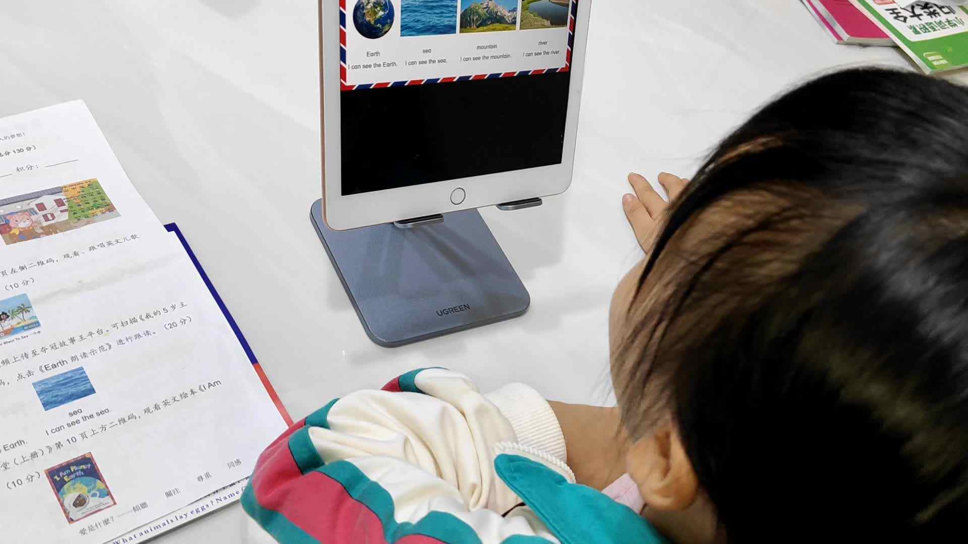 10.18大B班李一乐Earth朗读示范