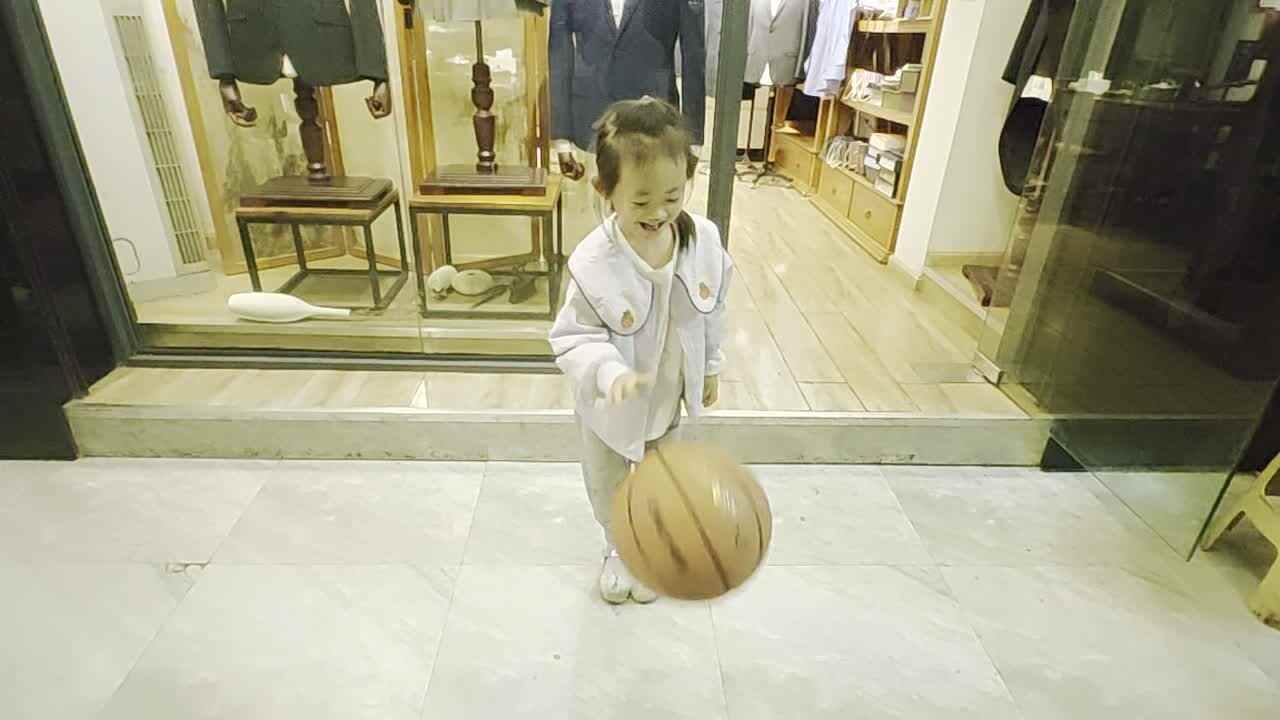 ⁣⁣⁣2024年10月21日大B班谭诗锜练习拍篮球