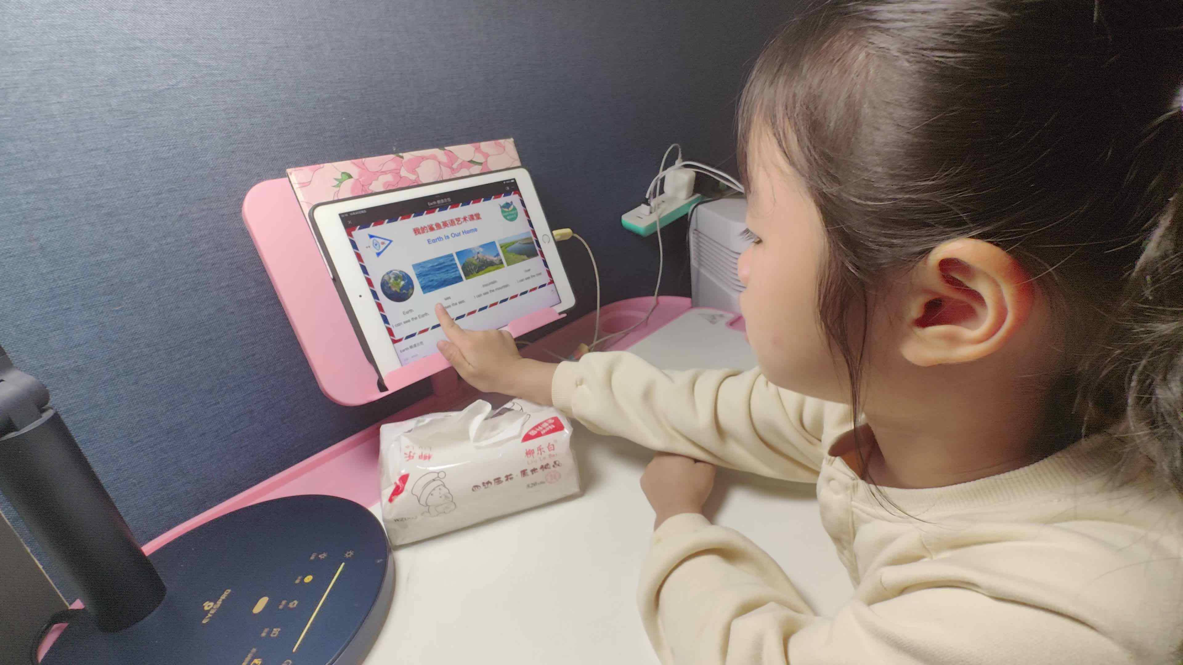 大B班 徐子伊 观看英语视频