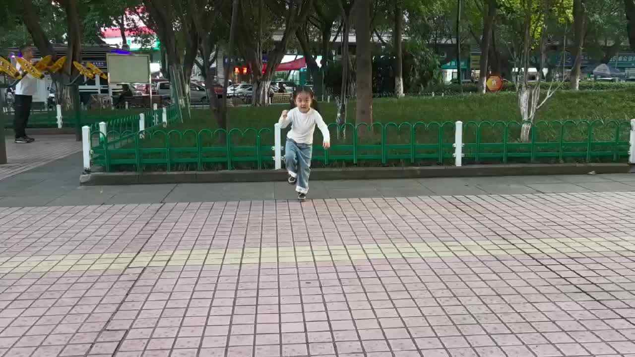 中A班2024.10.23艾琰茹—单脚连续跳