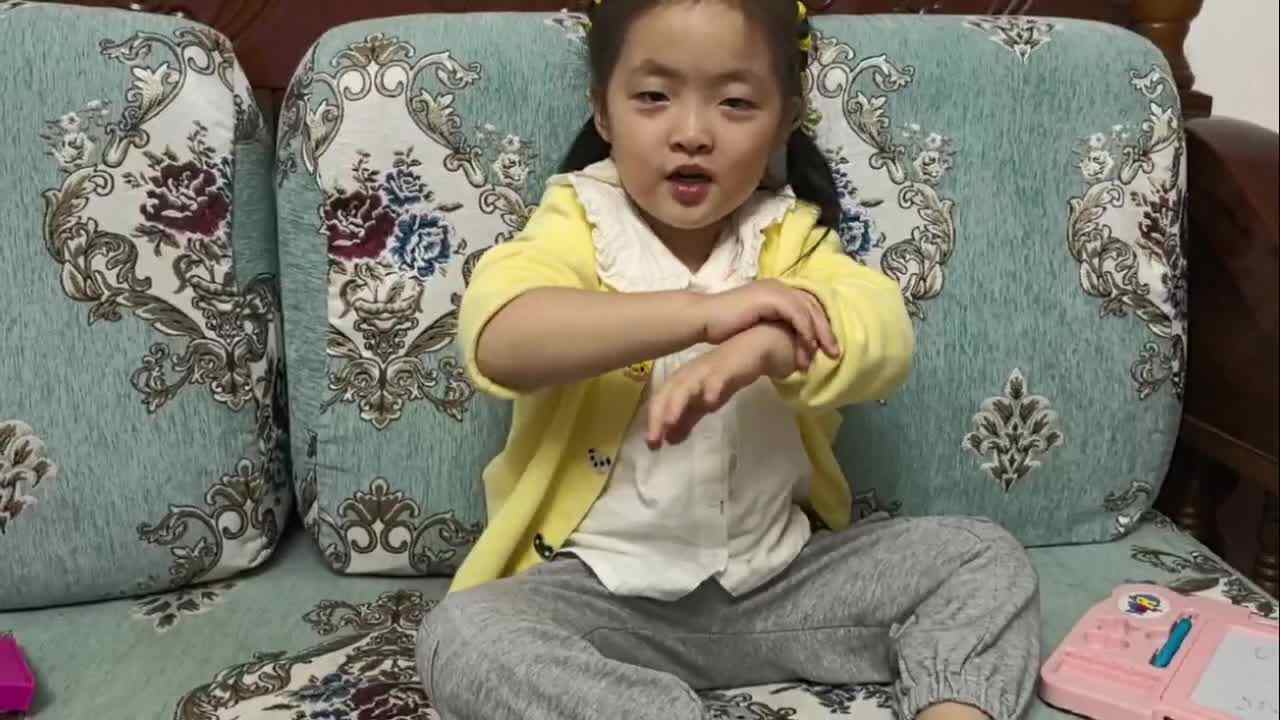 中A班2024.10.14艾琰茹— 挽衣袖
