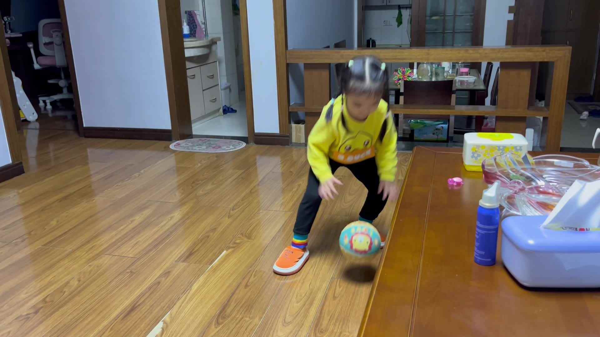 大B班李茵琪练习拍球