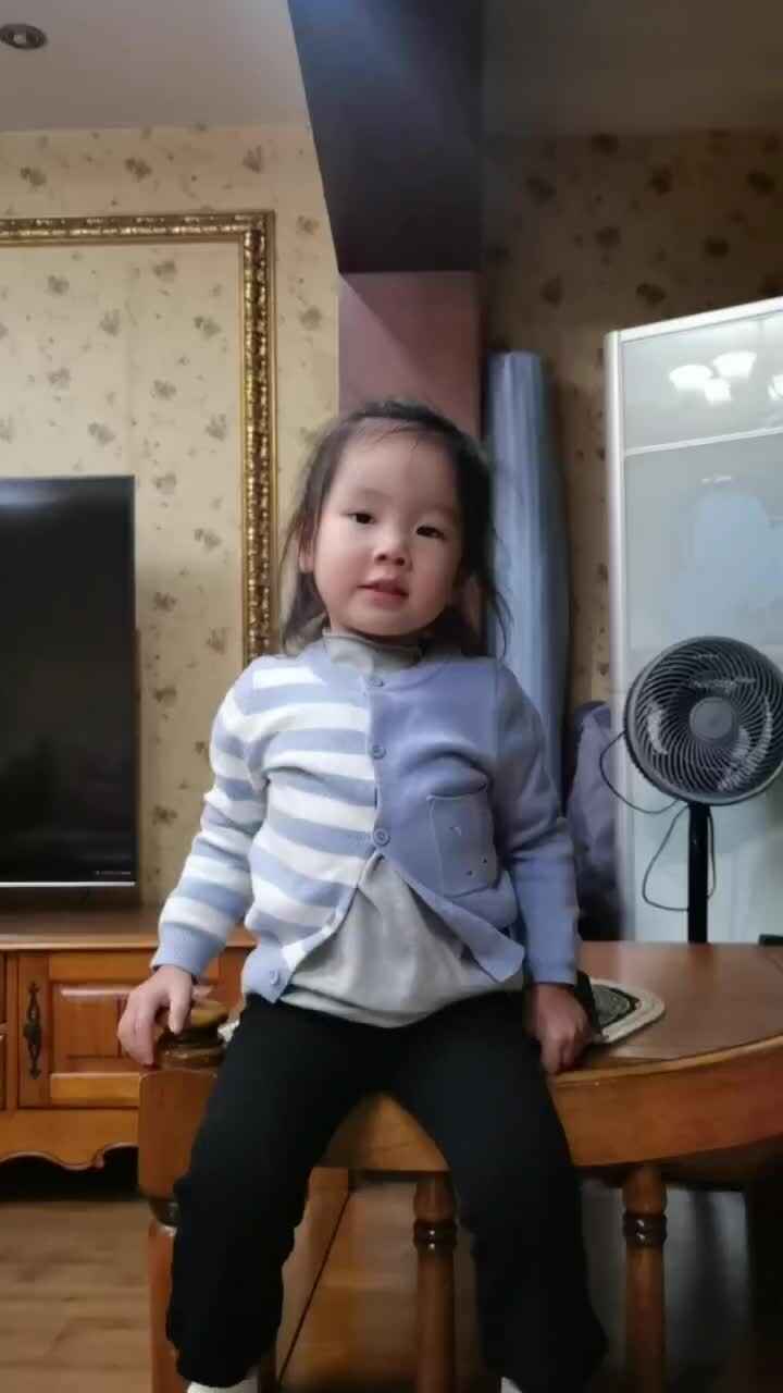 实验小班伊伊-猜猜我有多爱你mp4