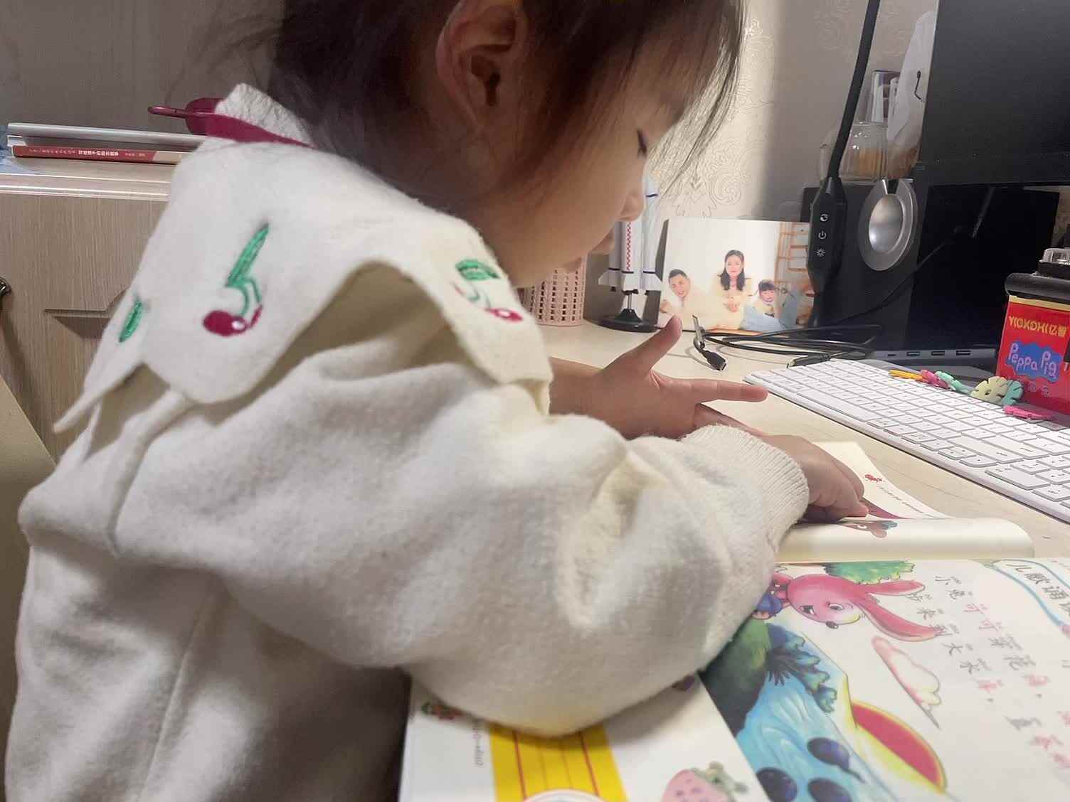 学前B班蒲依诺2024.10.29日指读声母(k的词语).mp4