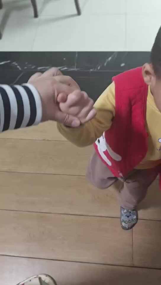 中A班2024.10.23李柯佑单腿连续跳.mp4